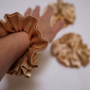 Chouchou en soie_ Shibori Doré – Image 4