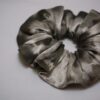 Chouchou en soie_ Shibori gris anthracite